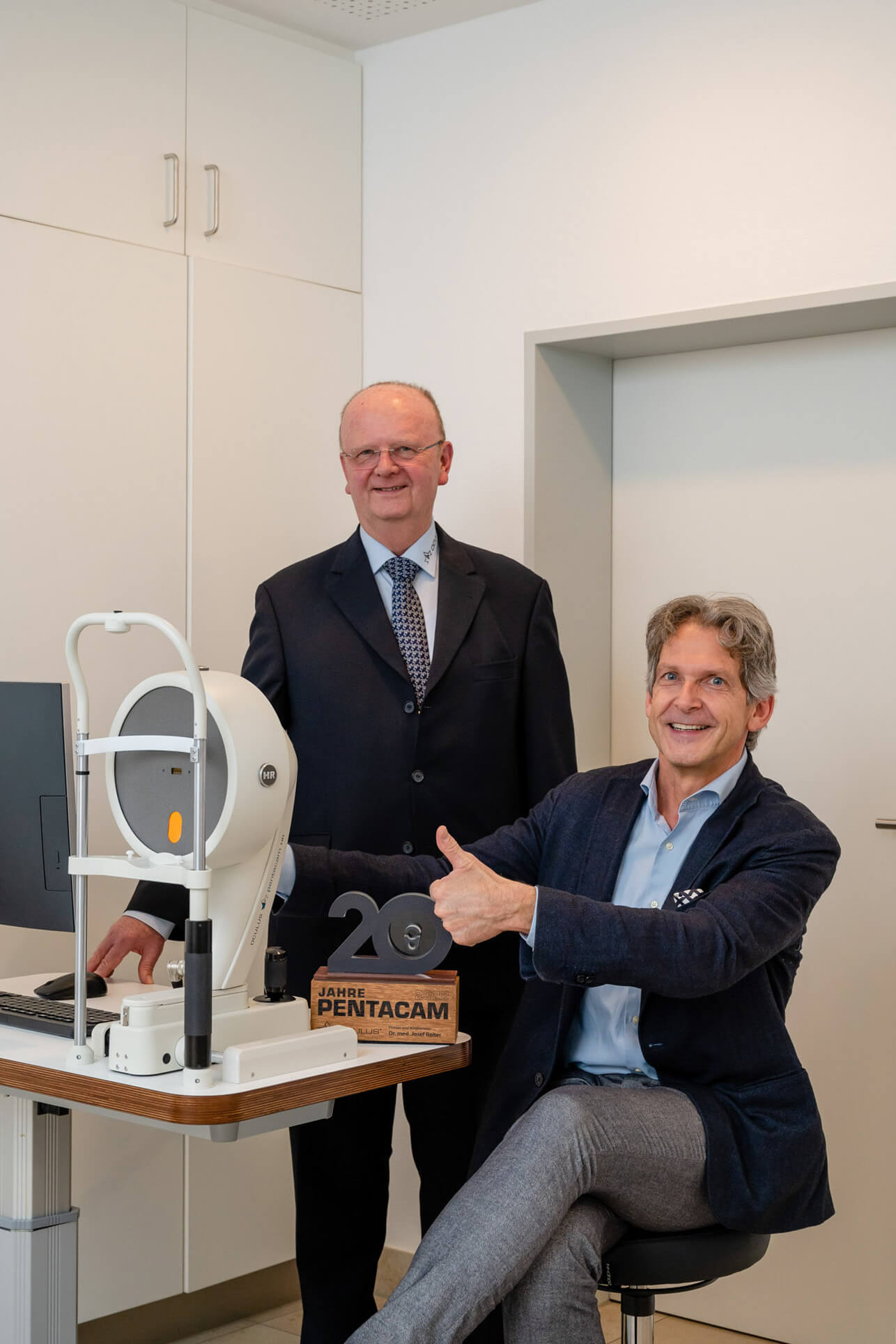 Rainer Kirchübel mit Augenarzt Dr. med. Berthold Eckhardt, von links nach rechts