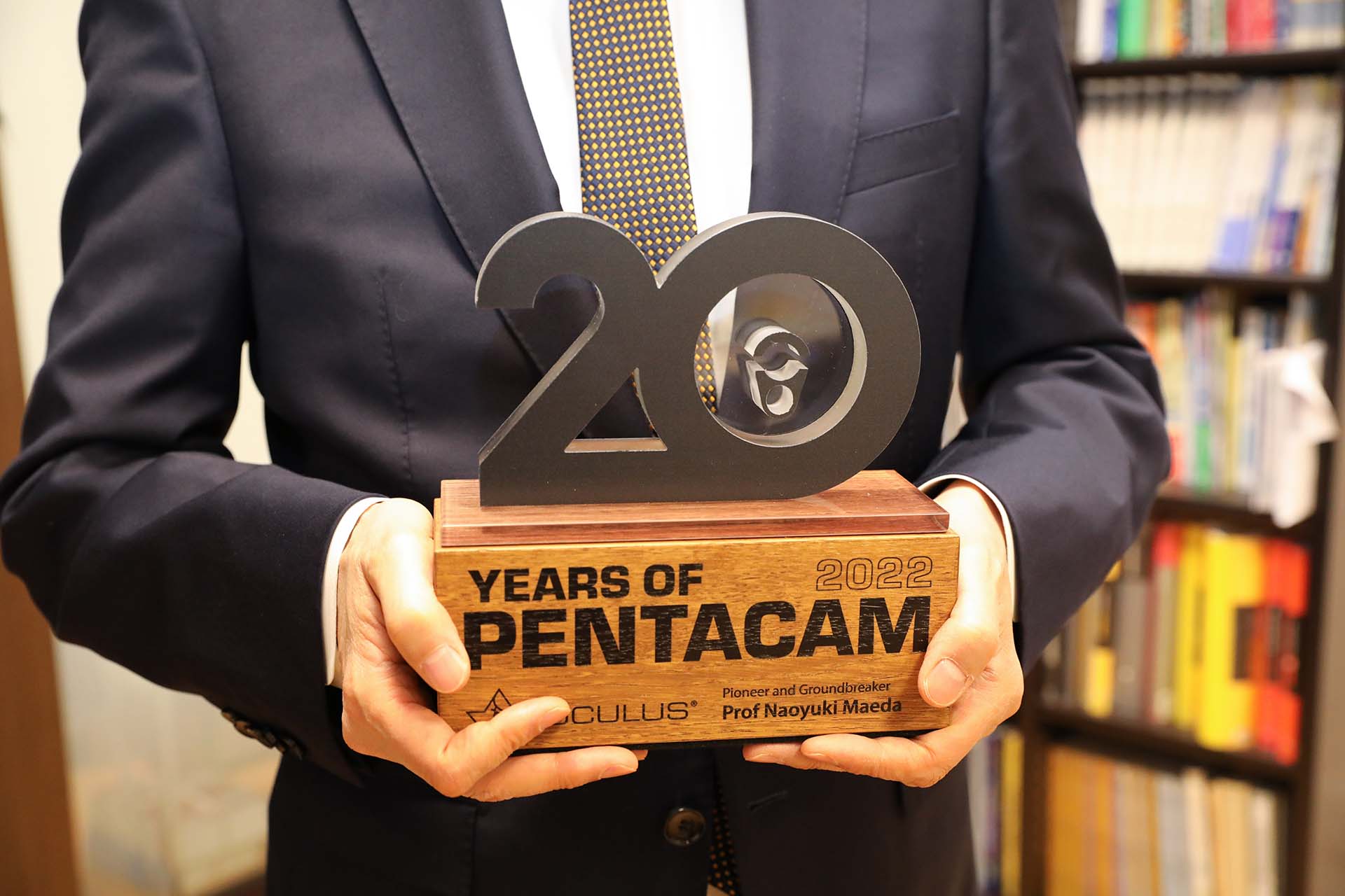 Prof Maeda Naoyuki holding the 20th Anniversary Pentacam® Trophy