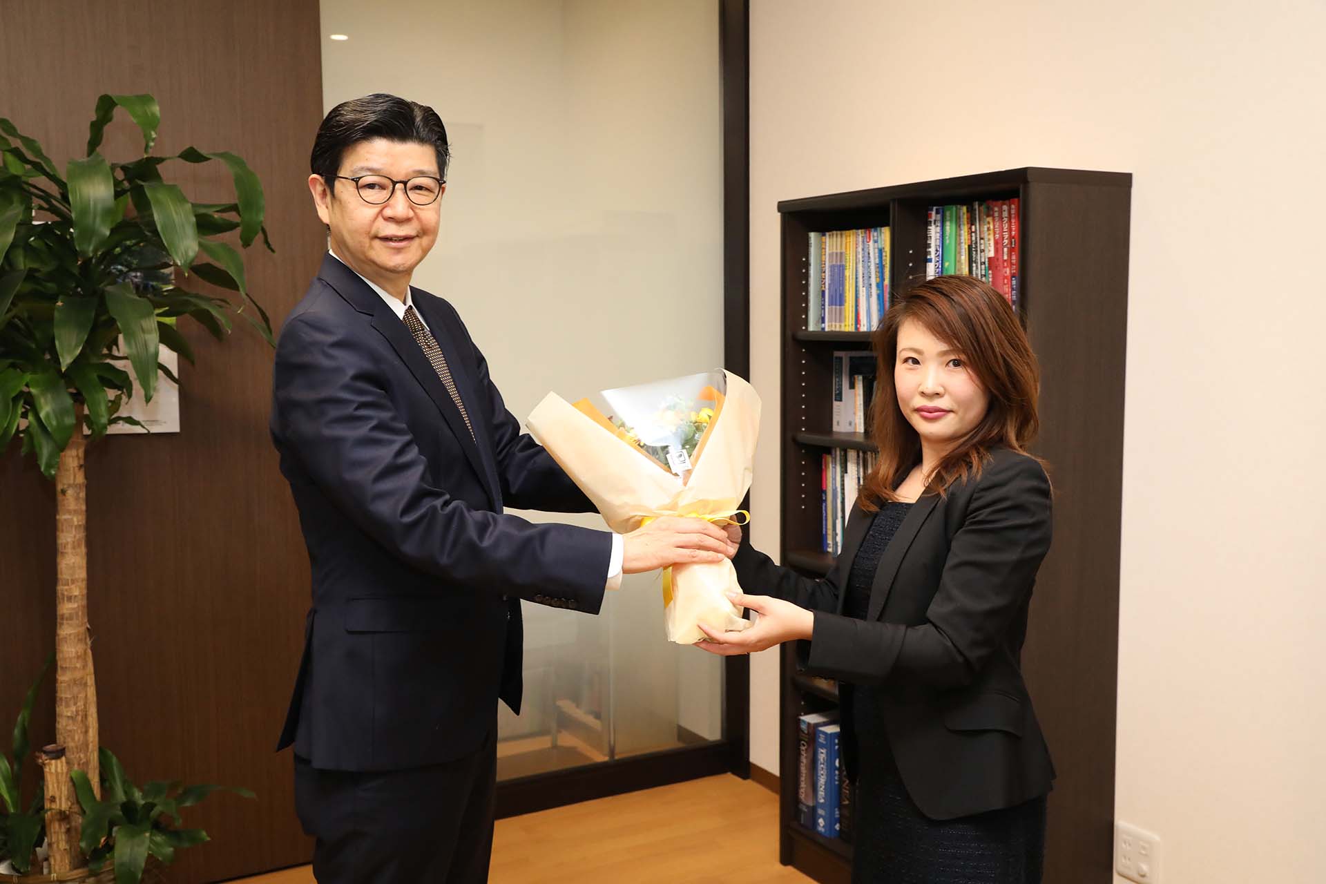 Prof. Maeda Naoyuki erhält Blumen von Yamashita Erica