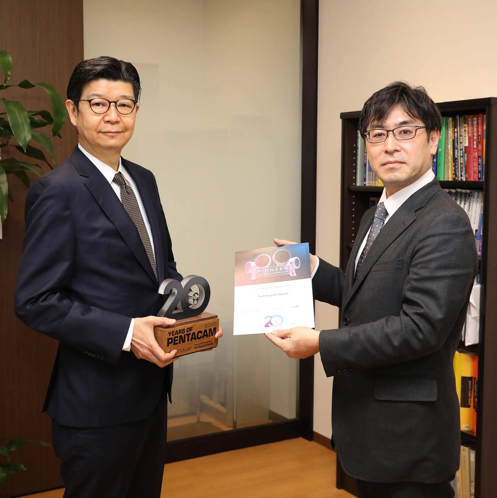 Prof Maeda Naoyuki receives the 20th Anniversary Pentacam® Trophy from Kenichi Tsuji