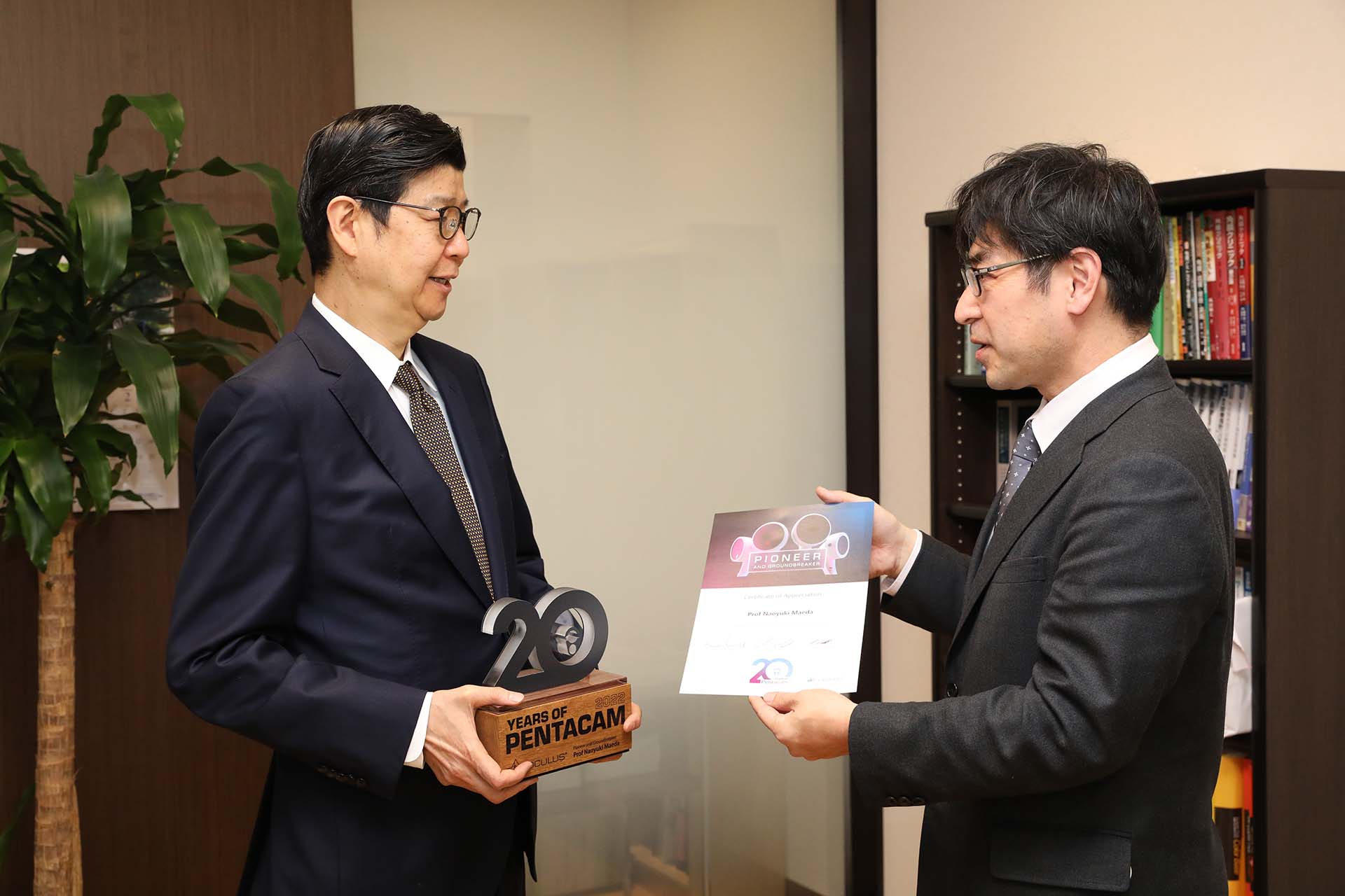Prof. Maeda Naoyuki erhält von Kenichi Tsuji die Pentacam®-Trophäe zum 20-jährigen Jubiläum