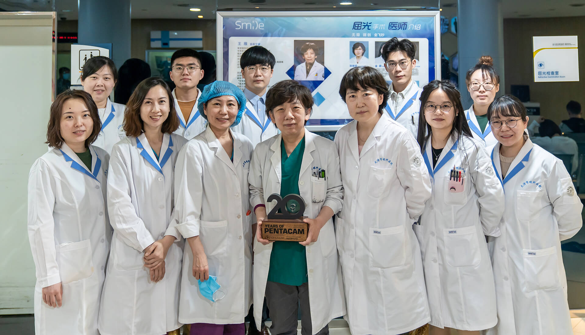 Prof. Wang Yan (mit der Trophäe) und ihre Teammitglieder