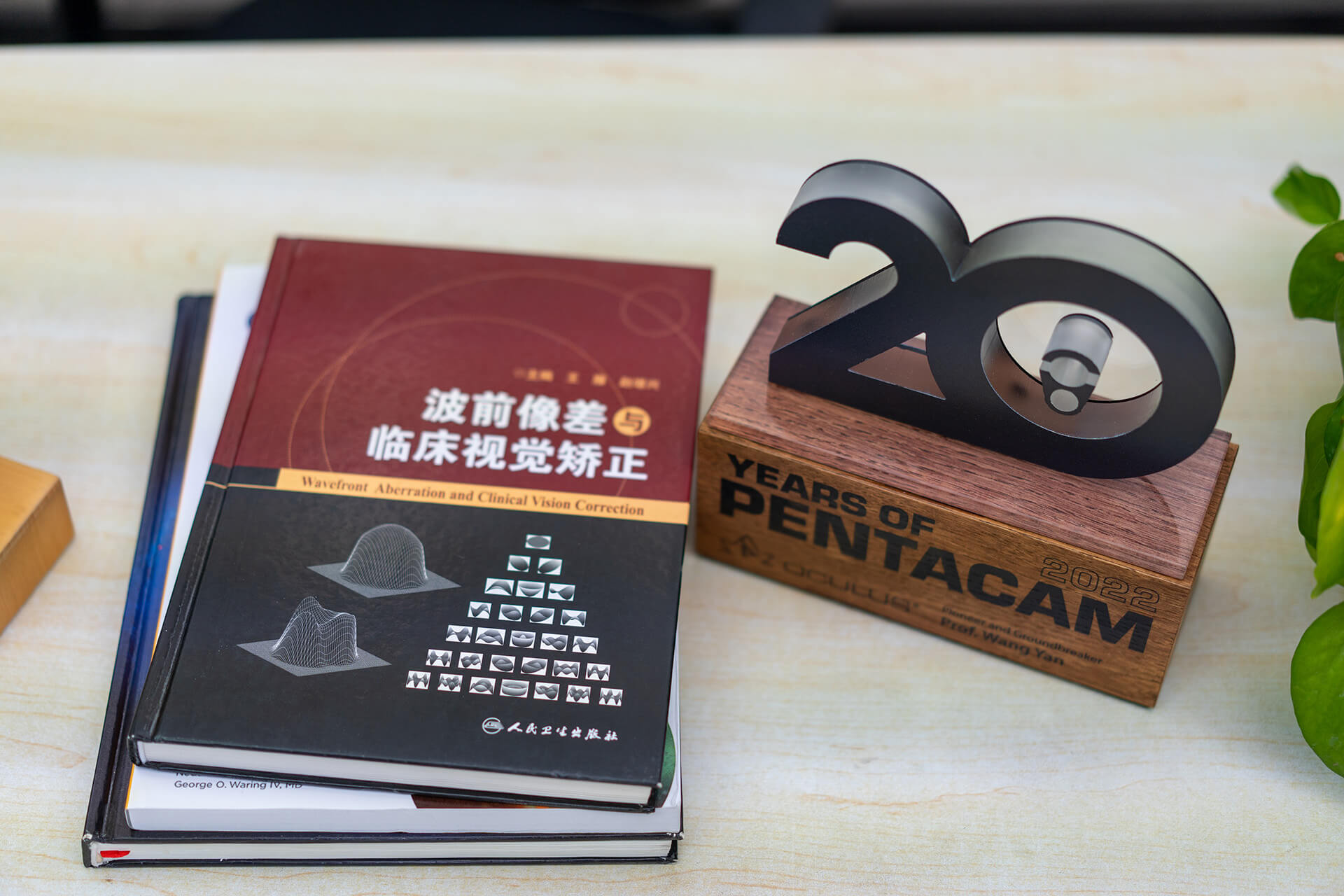 20 Jahre Pentacam® Trophläe für Prof. Wang Yan und ihre Bücher