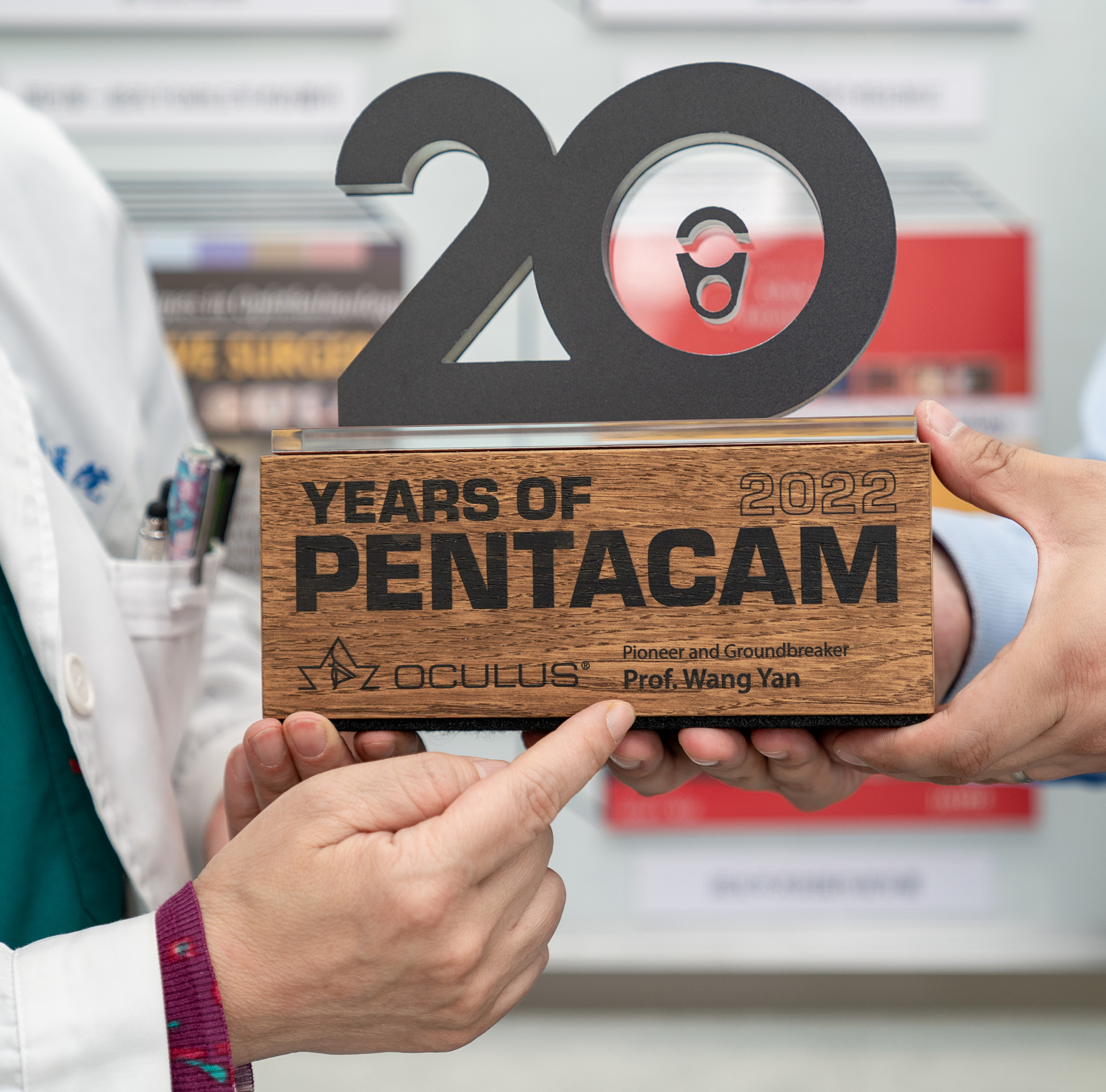 20 years Pentacam® trophy for Prof Wang Yan