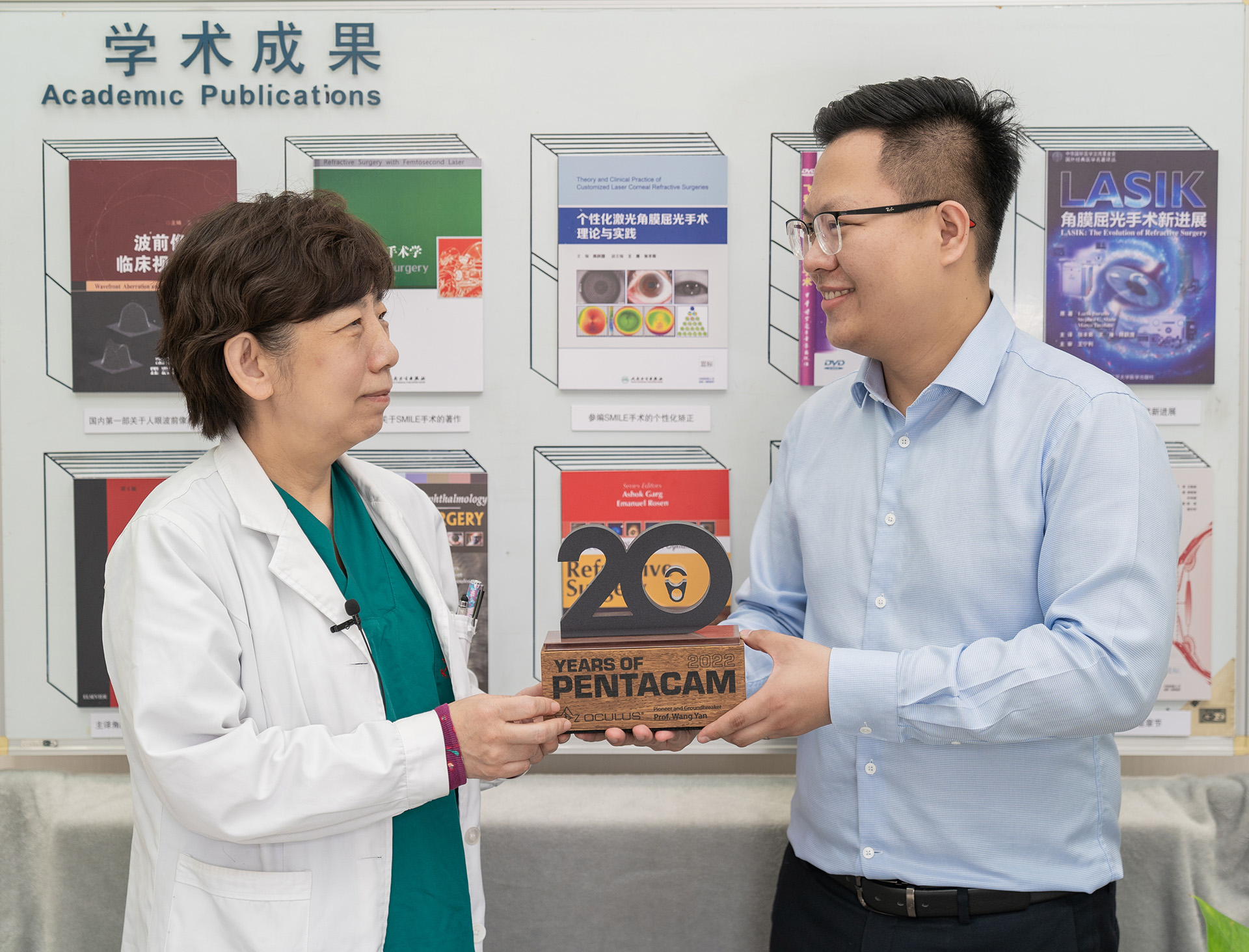 Prof Wang Yan (left) receives the Pentacam® 20th Anniversary Trophy from DMK’s representative Li Wei (right)